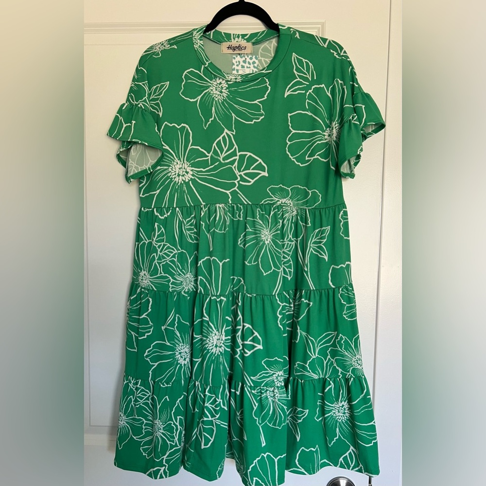 Women's ruffle sleeve round neck dress. Has pockets. Size L NWT.